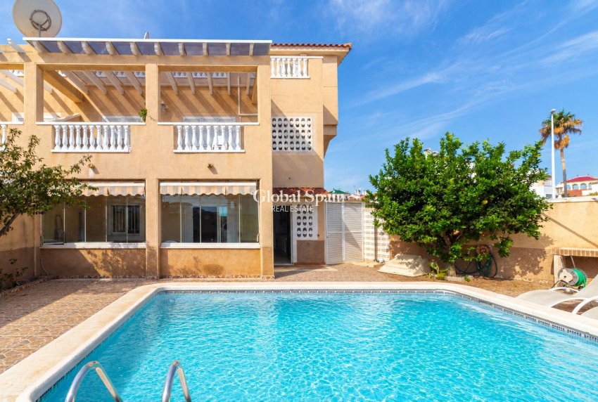 Resale - APARTMENT -
ORIHUELA COSTA - Punta Prima