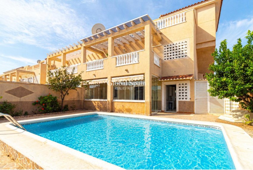 Resale - APARTMENT -
ORIHUELA COSTA - Punta Prima