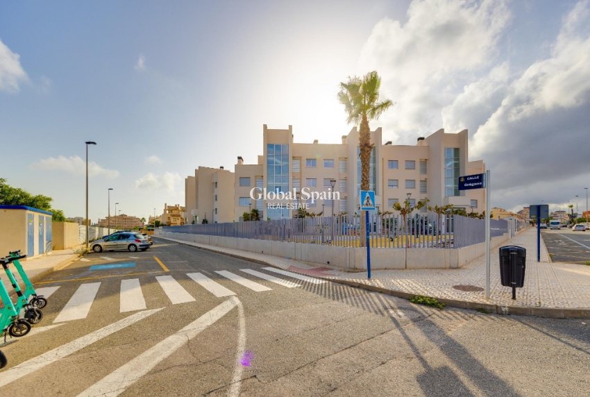 Resale - Apartment -
ORIHUELA COSTA - VILLAMARTÍN