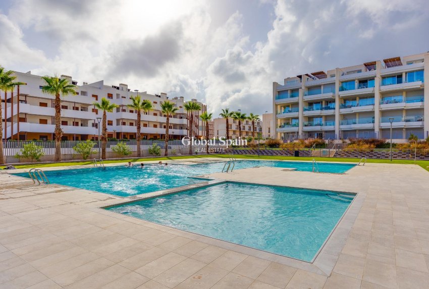 Resale - APARTMENT -
ORIHUELA COSTA - VILLAMARTÍN