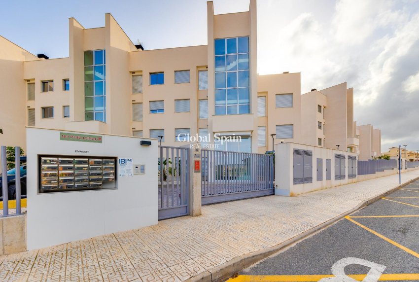 Resale - APARTMENT -
ORIHUELA COSTA - VILLAMARTÍN