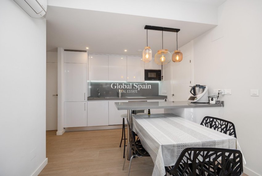 Resale - APARTMENT -
ORIHUELA COSTA - VILLAMARTÍN