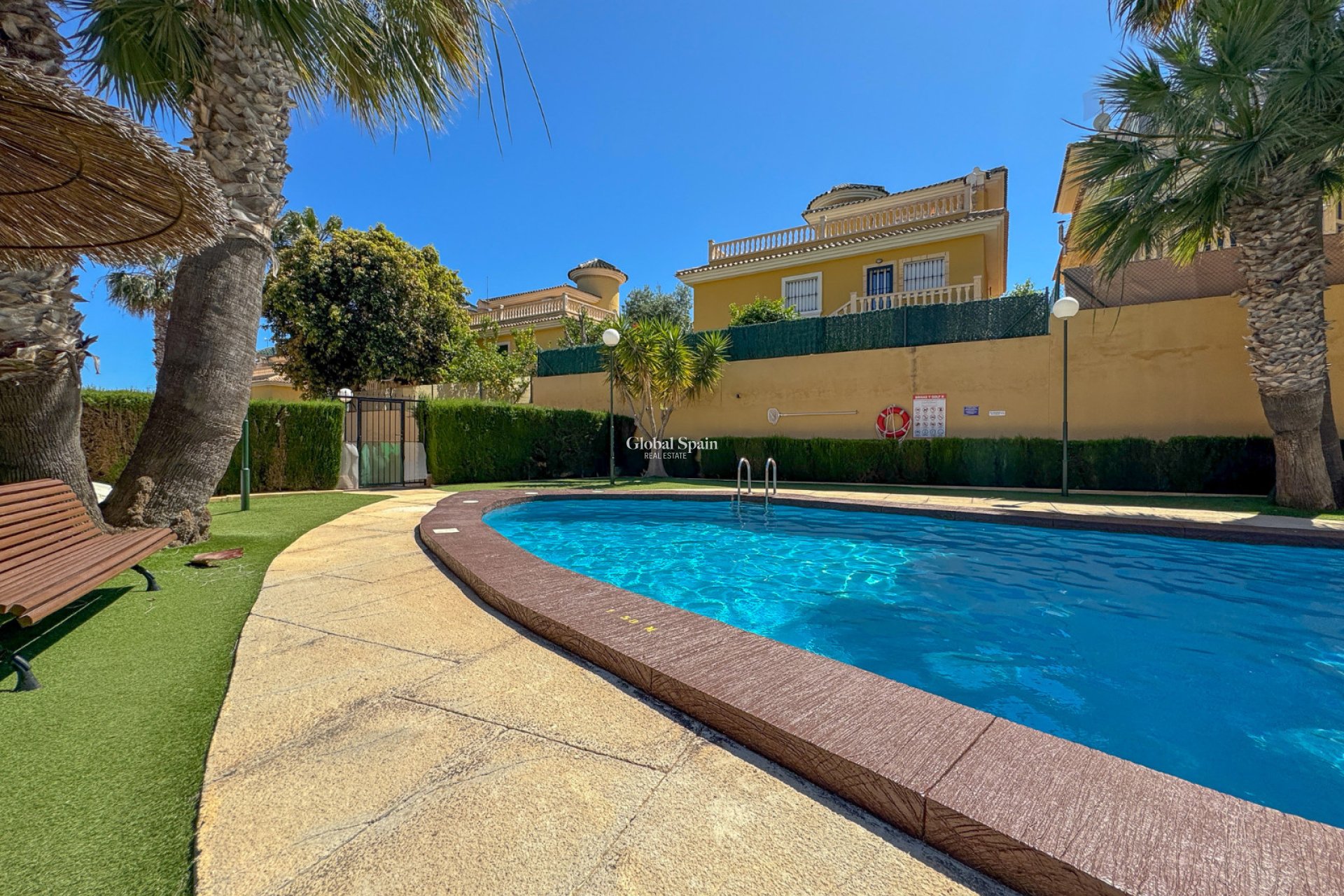 Resale - APARTMENT -
ORIHUELA COSTA - VILLAMARTÍN