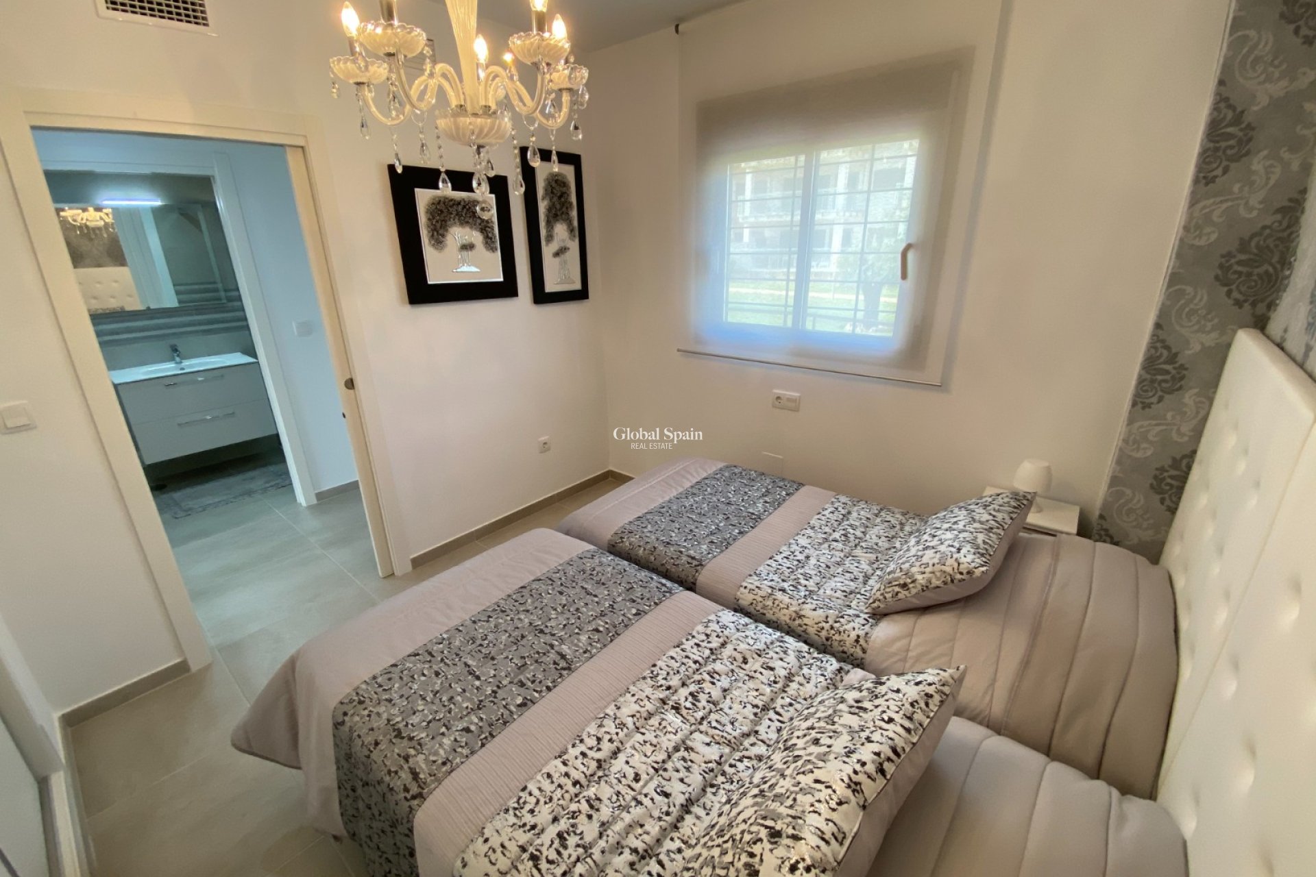 Resale - Apartment -
ORIHUELA COSTA - VILLAMARTÍN