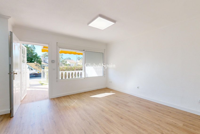 Resale - APARTMENT -
ORIHUELA COSTA - VILLAMARTÍN