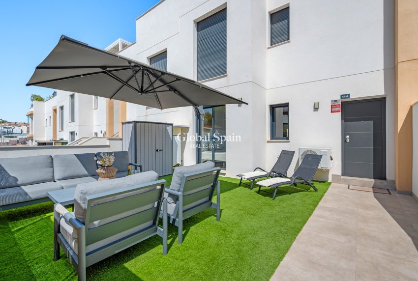 Resale - APARTMENT -
ORIHUELA COSTA - VILLAMARTÍN