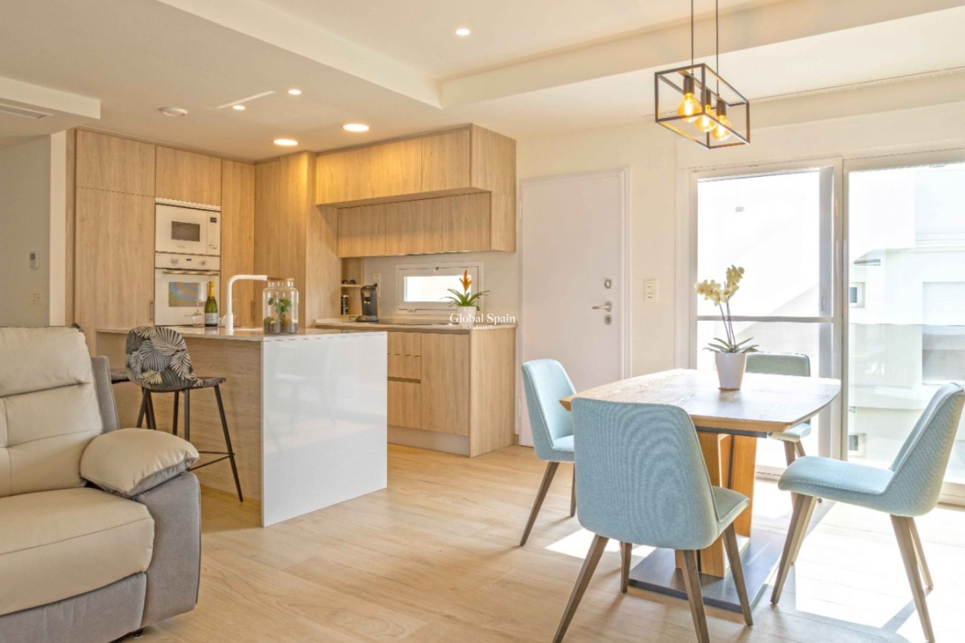 Resale - Apartment -
ORIHUELA COSTA - VILLAMARTÍN