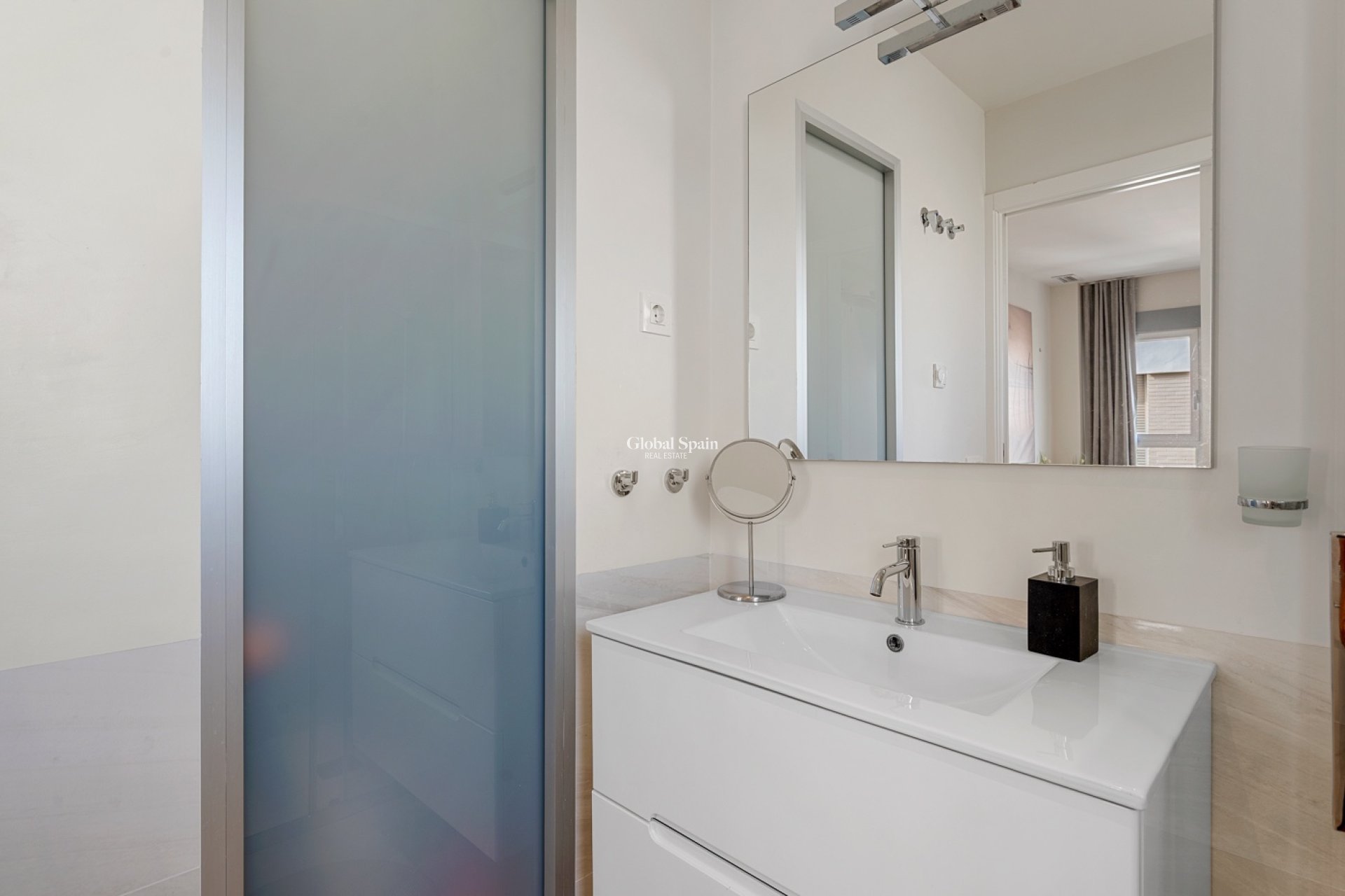 Resale - Apartment -
ORIHUELA COSTA - VILLAMARTÍN