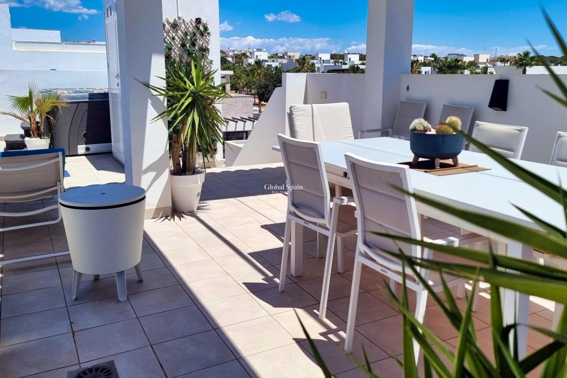 Resale - APARTMENT -
ROJALES - Inland