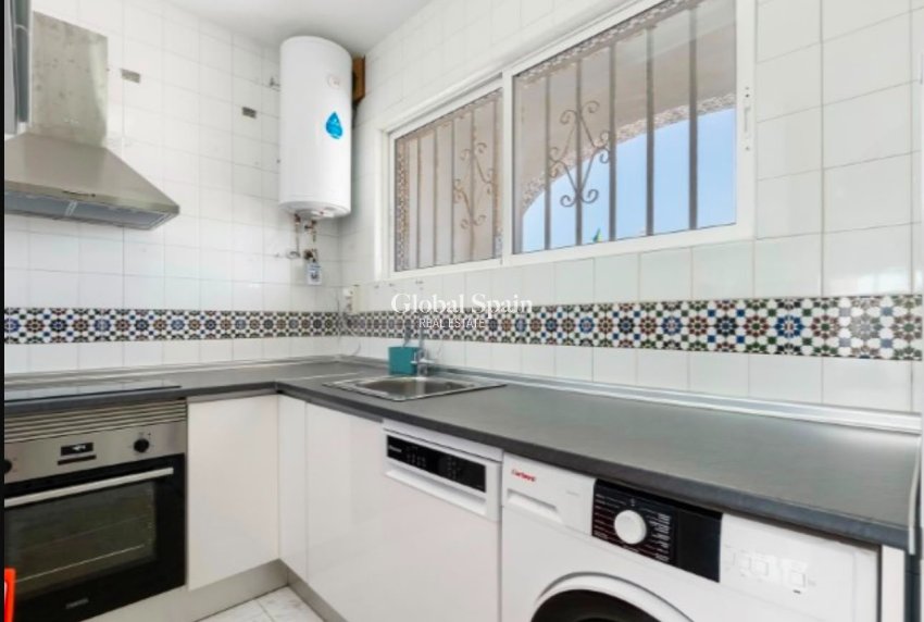 Resale - APARTMENT -
TORREVIEJA - Calas blanca