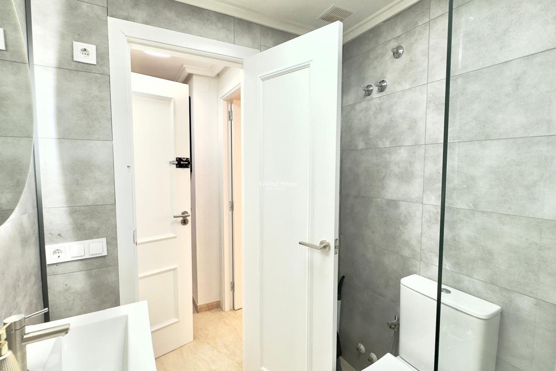 Resale - APARTMENT -
TORREVIEJA - Center