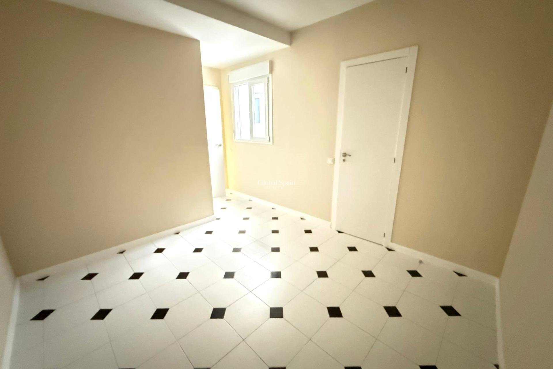 Resale - APARTMENT -
TORREVIEJA - Center