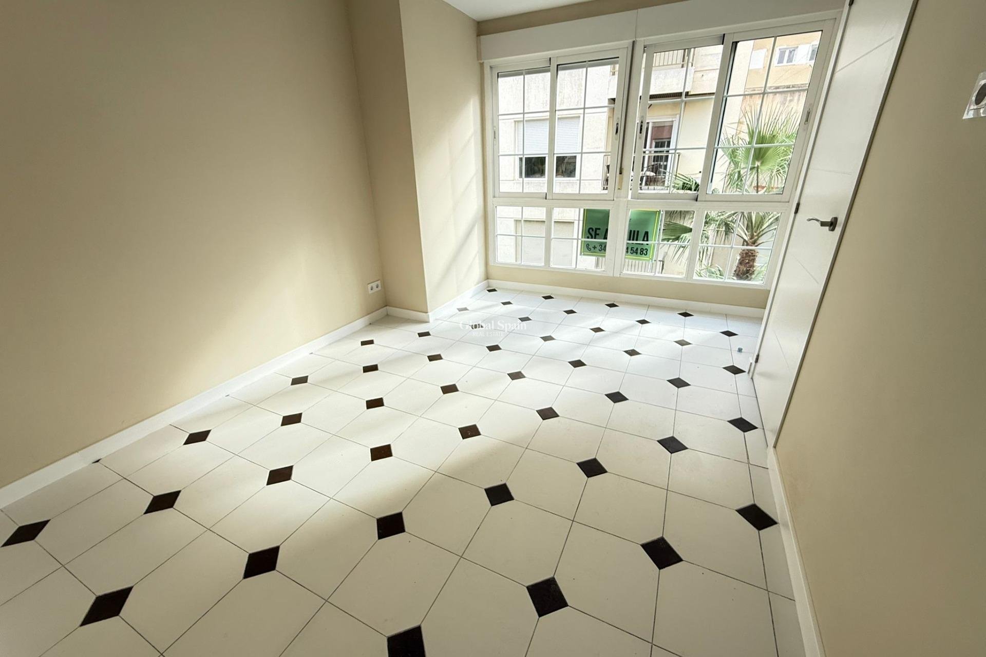 Resale - APARTMENT -
TORREVIEJA - Center