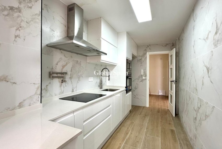 Resale - APARTMENT -
TORREVIEJA - Center