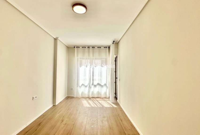 Resale - APARTMENT -
TORREVIEJA - Center
