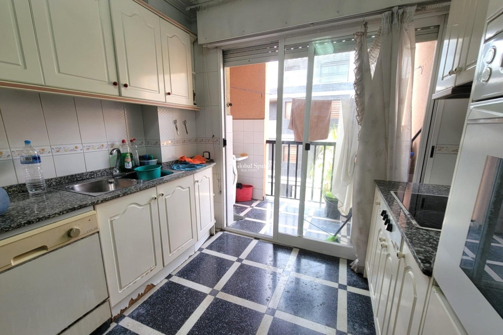Resale - APARTMENT -
TORREVIEJA - Center