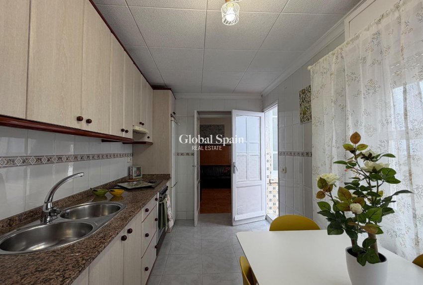 Resale - APARTMENT -
TORREVIEJA - Center