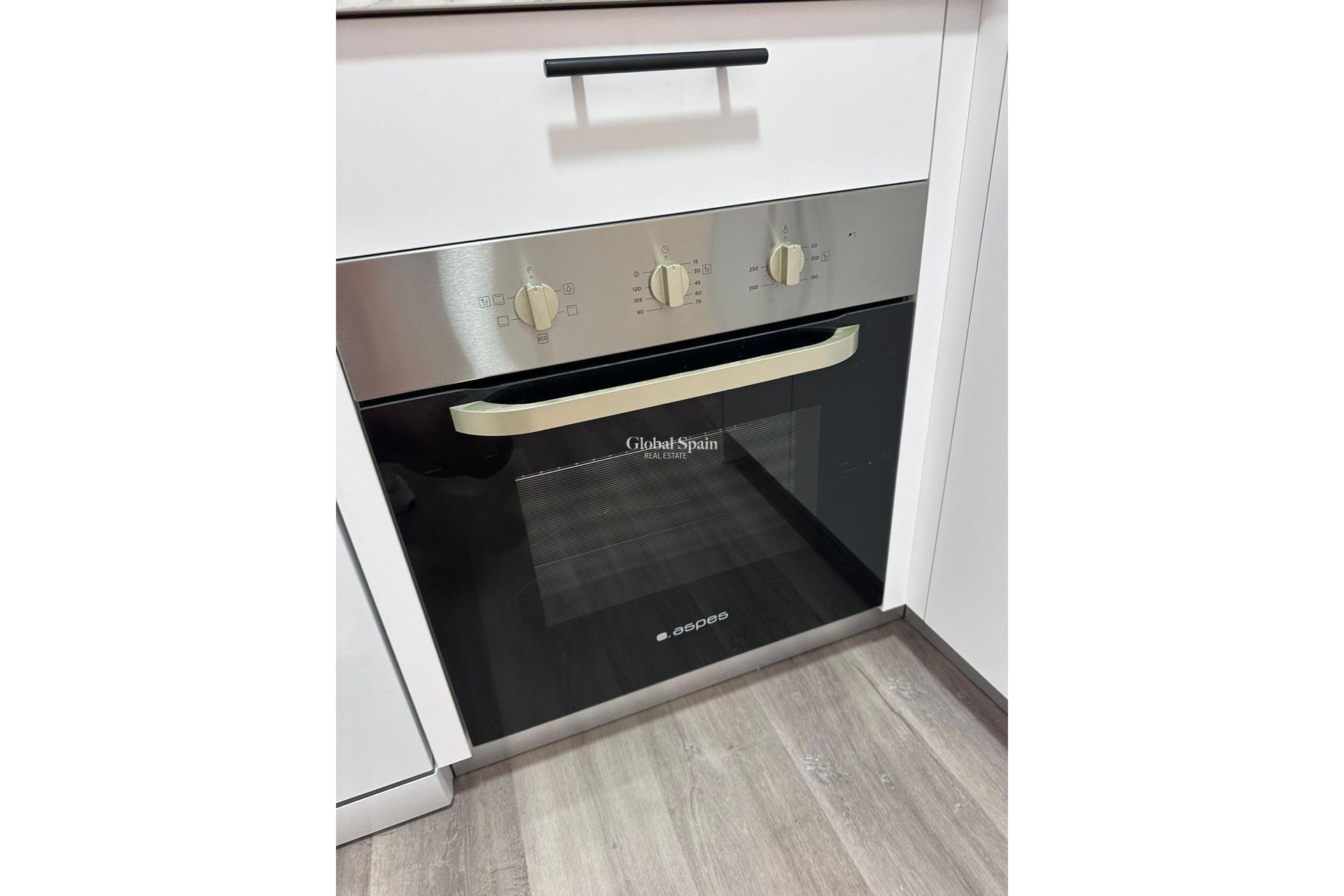 Resale - APARTMENT -
TORREVIEJA - Centro - Muelle Pesquero