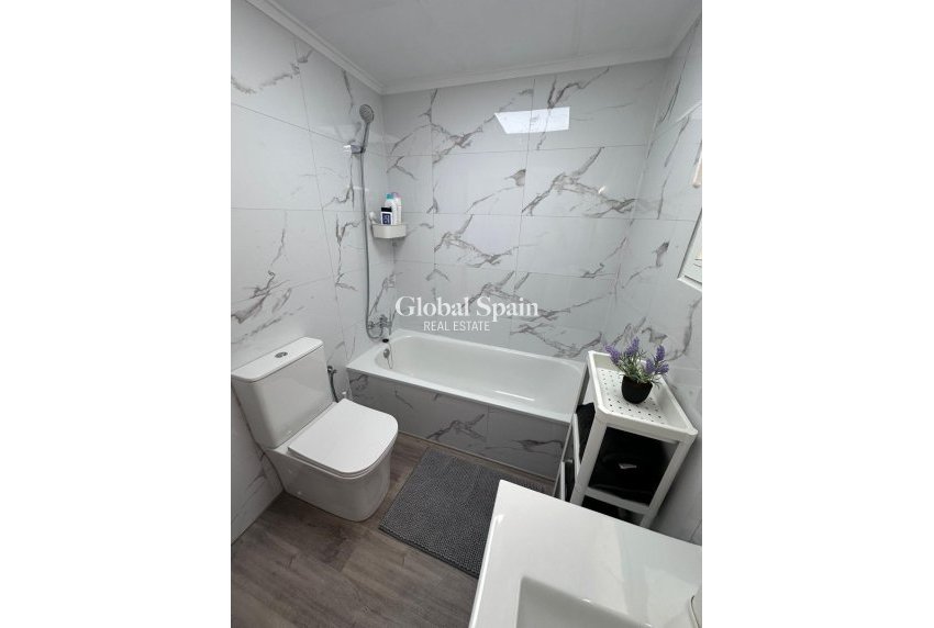 Resale - APARTMENT -
TORREVIEJA - Centro - Muelle Pesquero