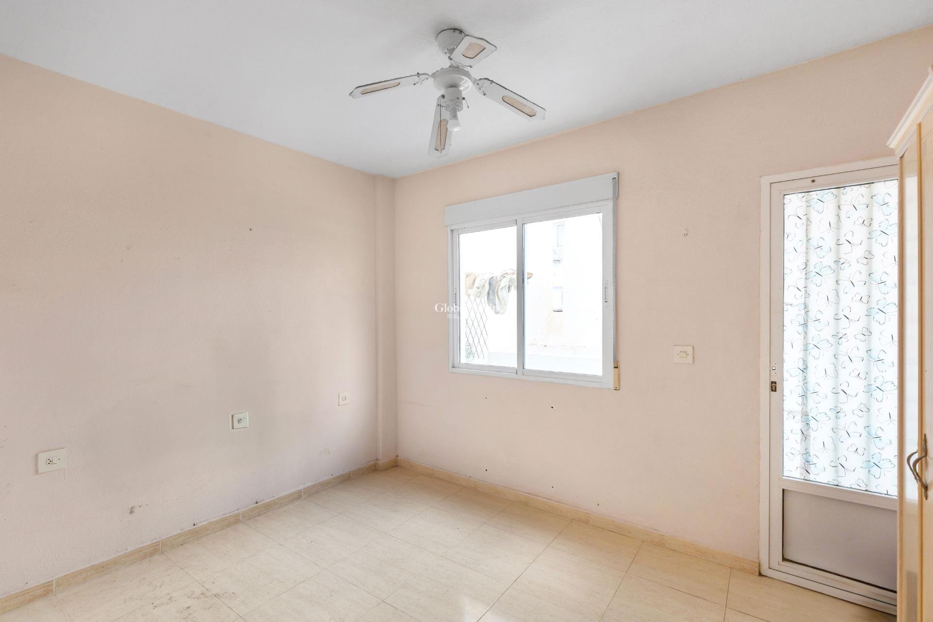 Resale - APARTMENT -
TORREVIEJA - Centro - Muelle Pesquero