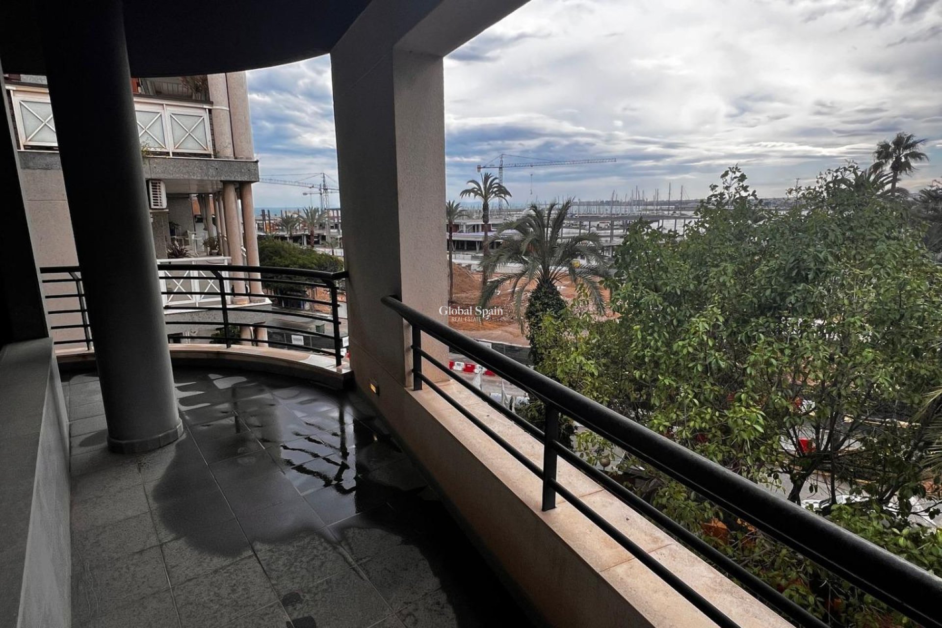 Resale - APARTMENT -
TORREVIEJA - Centro - Muelle Pesquero