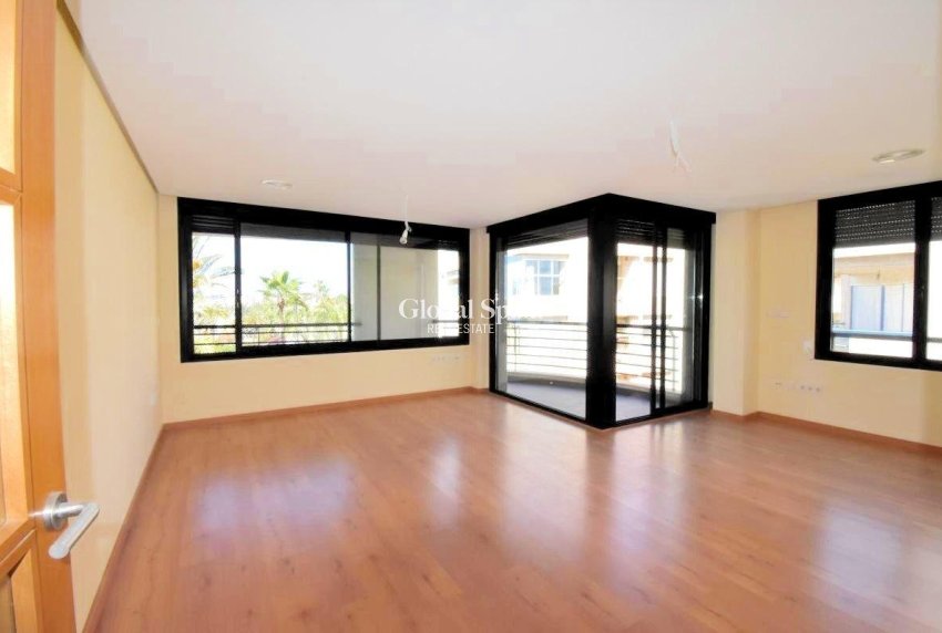 Resale - APARTMENT -
TORREVIEJA - Centro - Muelle Pesquero