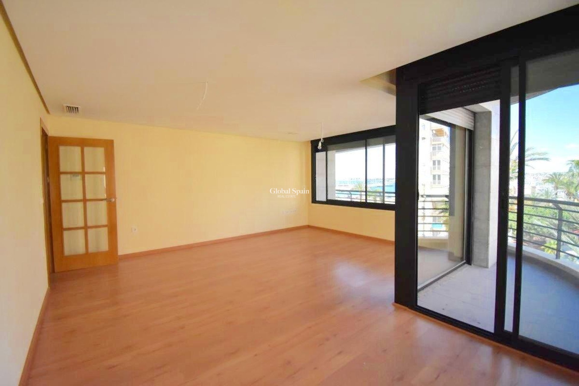 Resale - APARTMENT -
TORREVIEJA - Centro - Muelle Pesquero