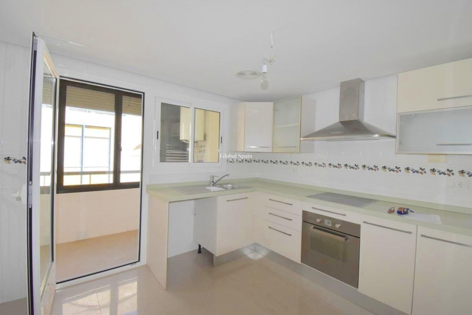 Resale - APARTMENT -
TORREVIEJA - Centro - Muelle Pesquero