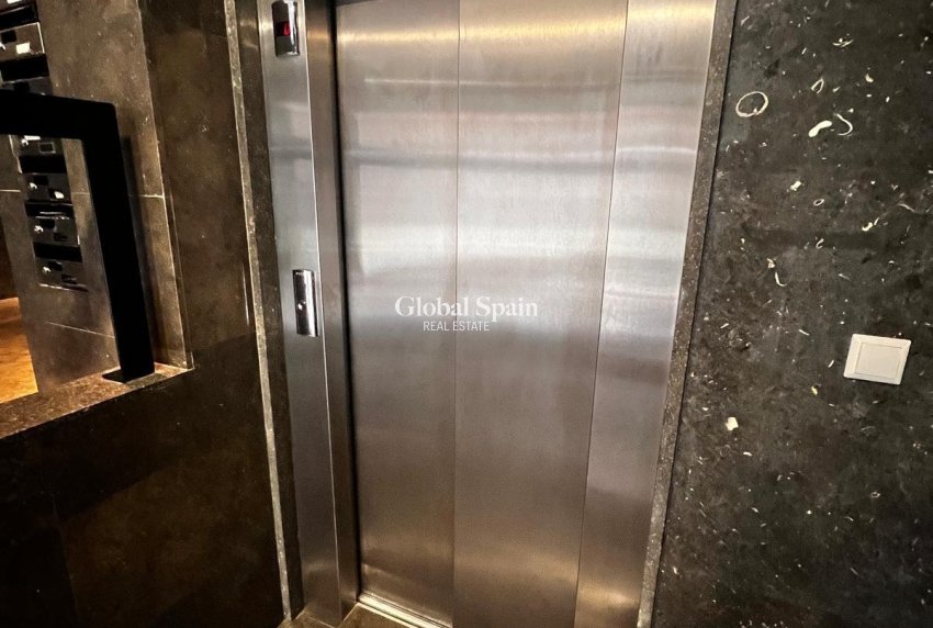 Resale - APARTMENT -
TORREVIEJA - Centro - Muelle Pesquero