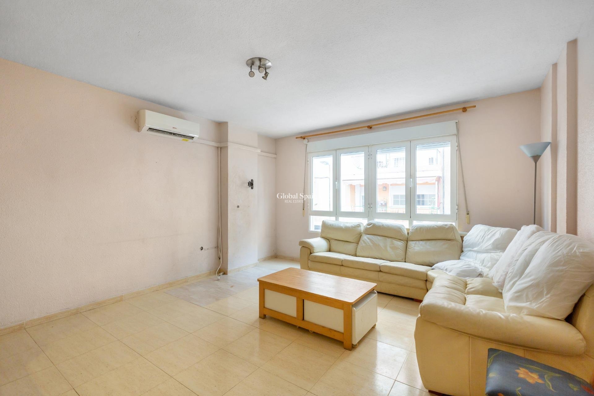 Resale - APARTMENT -
TORREVIEJA - Centro - Muelle Pesquero