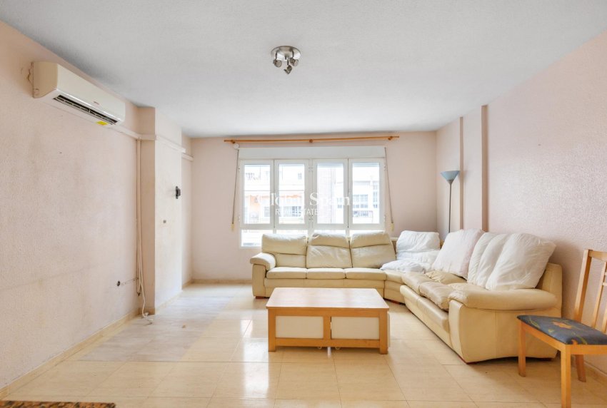 Resale - APARTMENT -
TORREVIEJA - Centro - Muelle Pesquero