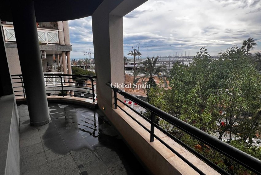 Resale - APARTMENT -
TORREVIEJA - Centro - Muelle Pesquero