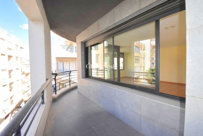 Resale - APARTMENT -
TORREVIEJA - Centro - Muelle Pesquero