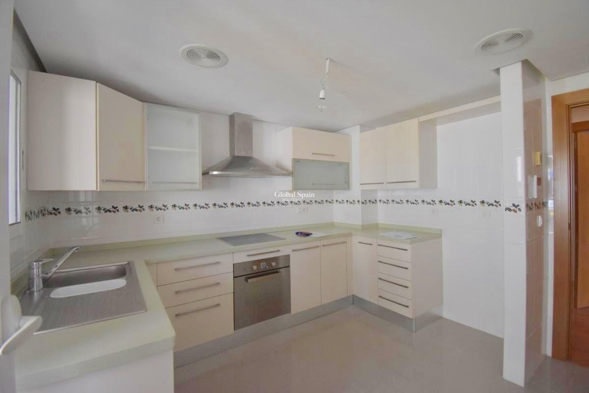 Resale - APARTMENT -
TORREVIEJA - Centro - Muelle Pesquero