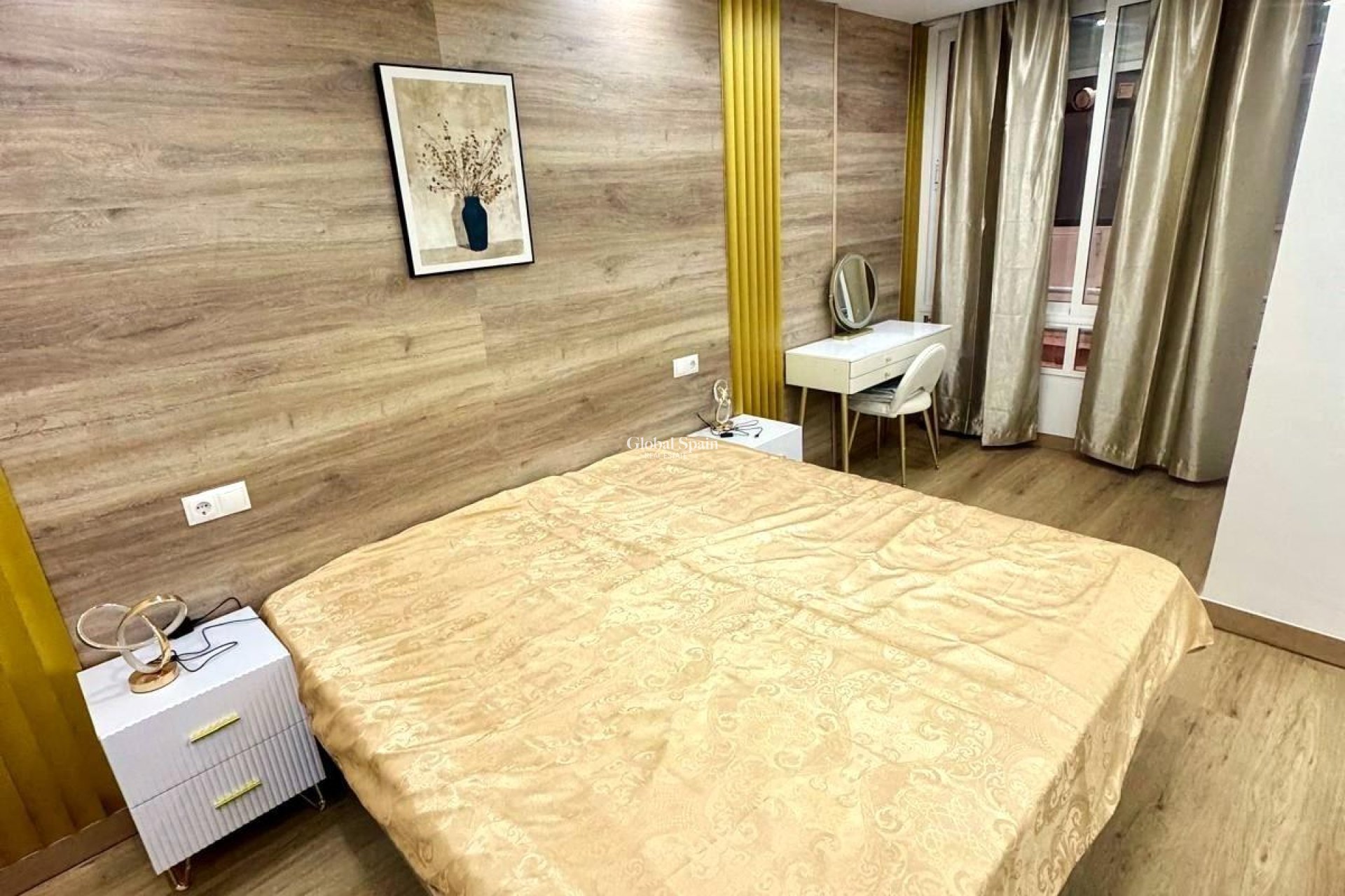 Resale - APARTMENT -
TORREVIEJA - Centro - Muelle Pesquero