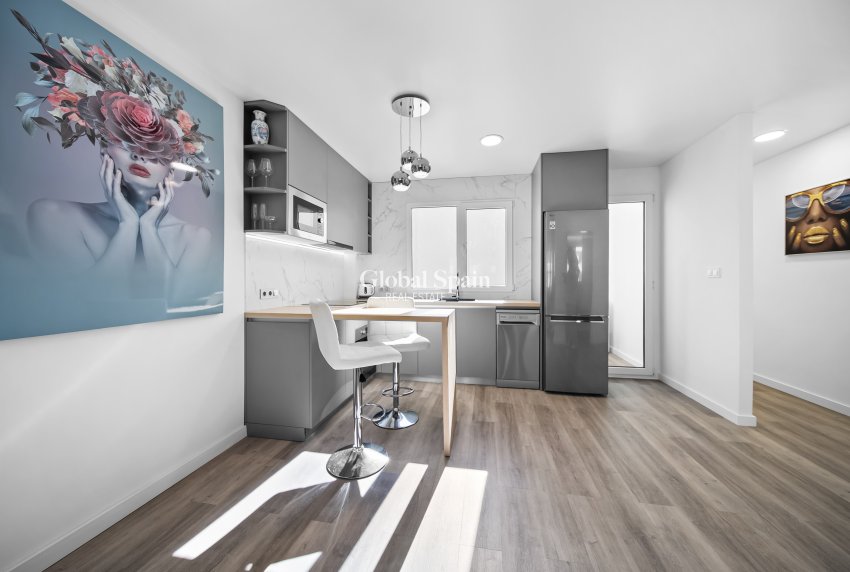 Resale - APARTMENT -
TORREVIEJA - Centro