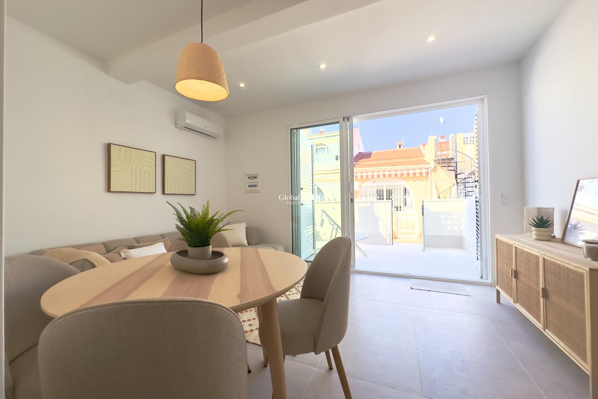 Resale - APARTMENT -
TORREVIEJA - La Siesta - El Salado - Torreta