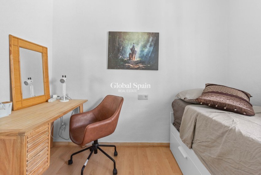 Resale - APARTMENT -
TORREVIEJA - Lago jardin