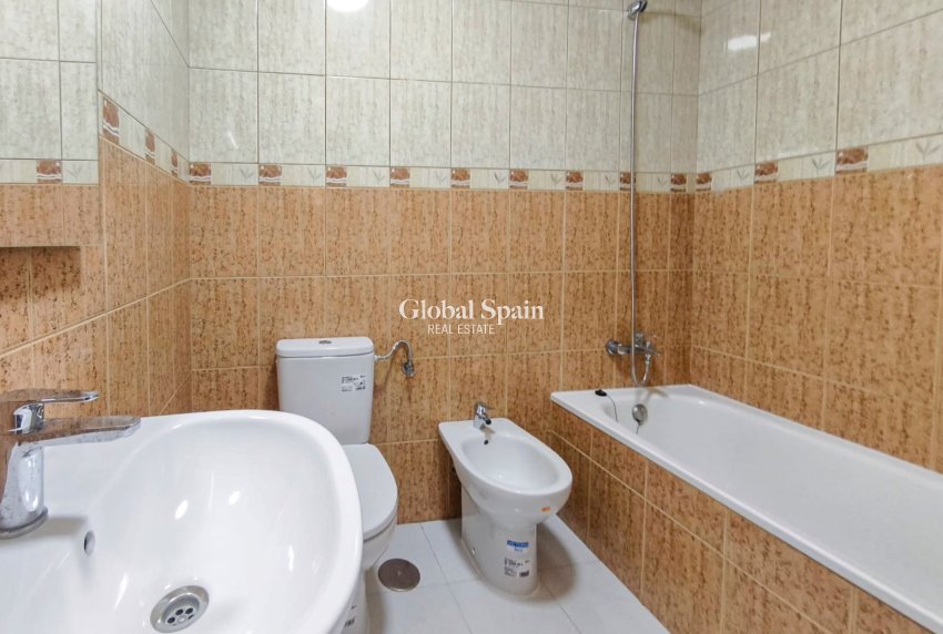 Resale - APARTMENT -
TORREVIEJA - Lago jardin