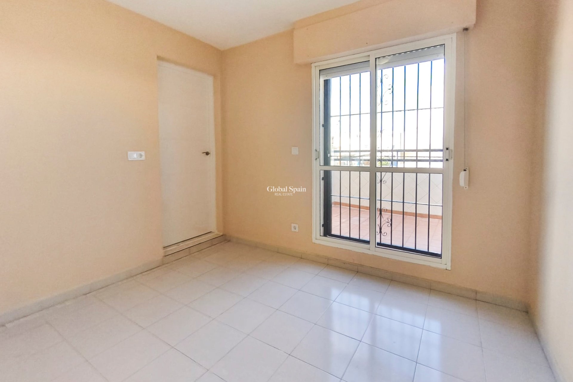 Resale - APARTMENT -
TORREVIEJA - Lago jardin