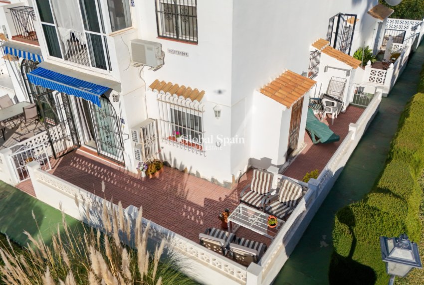 Resale - APARTMENT -
TORREVIEJA - Lago jardin