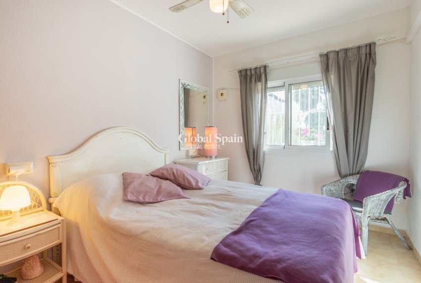 Resale - APARTMENT -
TORREVIEJA - Lago jardin