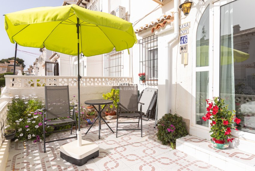 Resale - APARTMENT -
TORREVIEJA - Lago jardin