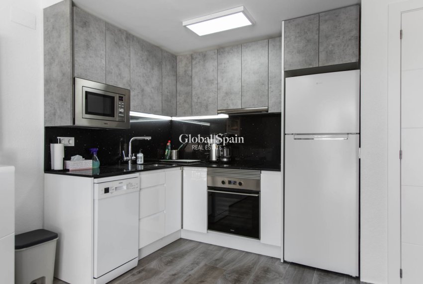 Resale - APARTMENT -
TORREVIEJA - Lago jardin