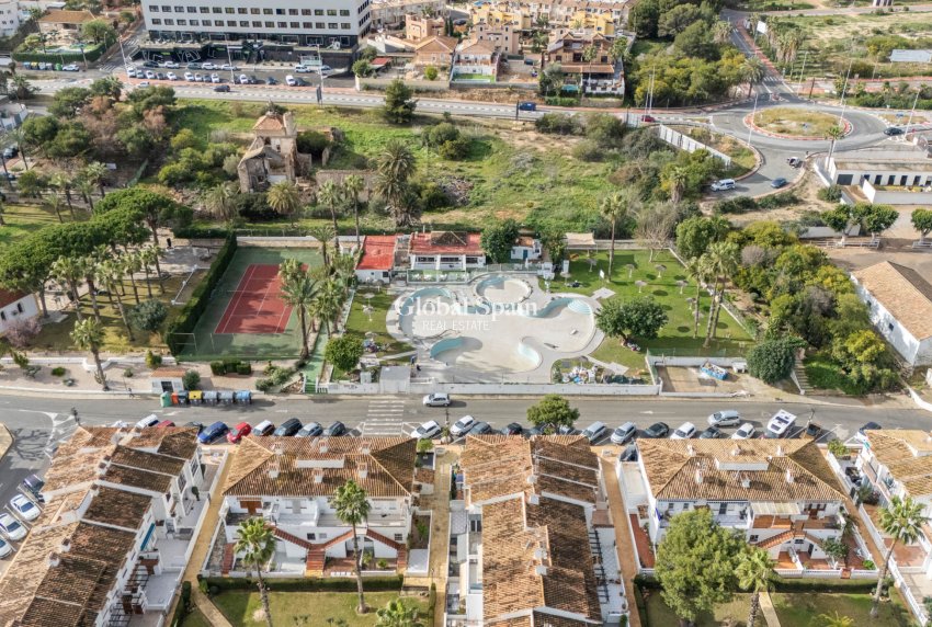 Resale - APARTMENT -
TORREVIEJA - Lago jardin