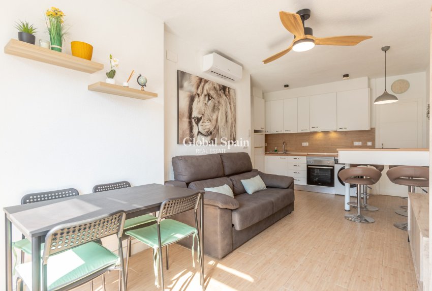 Resale - APARTMENT -
TORREVIEJA - Lago jardin