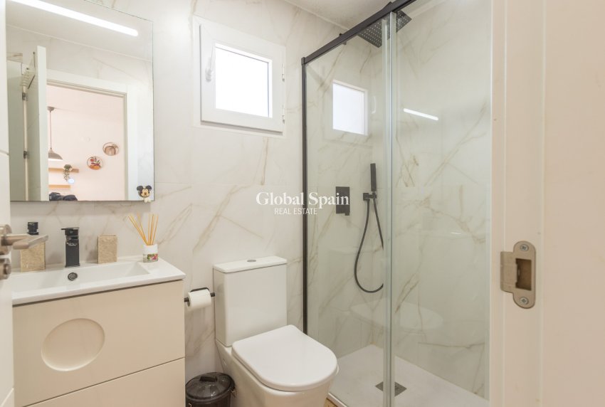 Resale - APARTMENT -
TORREVIEJA - Lago jardin