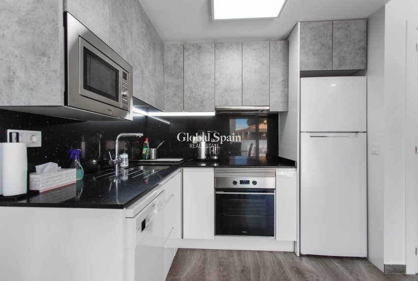 Resale - APARTMENT -
TORREVIEJA - Lago jardin