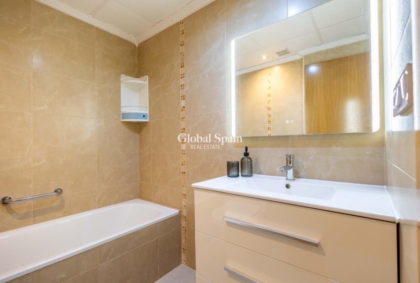 Resale - APARTMENT -
TORREVIEJA - Las calas