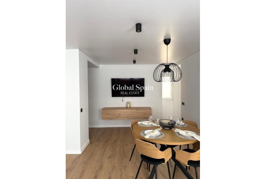 Resale - APARTMENT -
TORREVIEJA - Paseo maritimo